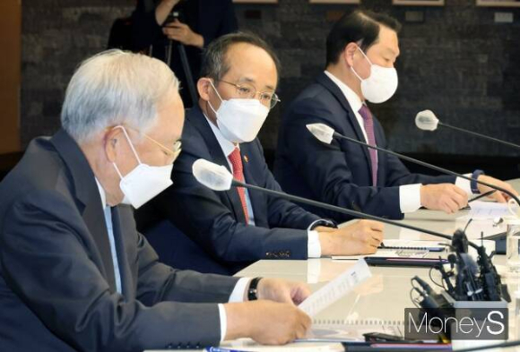 추경호 경제부총리(기획재정부 장관)가 2일 서울 중구 남대문로 상의회관 챔버라운지에서 열린 부총리 경제단체장 간담회에 참석, 발언을 경청하고 있다. / 사진=임한별 기자