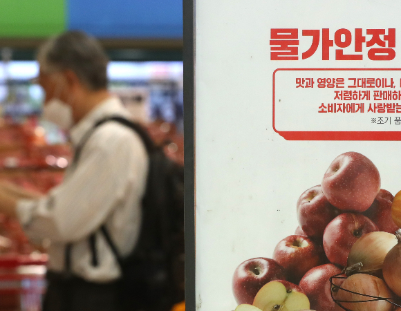 지난 5월 물가 상승률이 5.4%로 집계되며 13년 9개월 만에 최고치를 기록하자 정부가 매주 '비상경제장관회의'를 통해 민생경제 안정에 나선다. 사진은 서울의 한 대형마트에 물가 관련 안내문이 붙어 있는 모습./사진=뉴스1