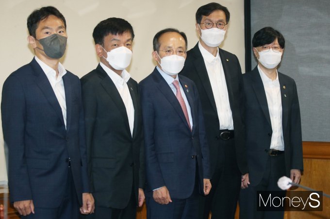 [머니S포토] 美 금리인상 후폭풍 대비.. 尹정부 첫 비상거시경제 회의 가동