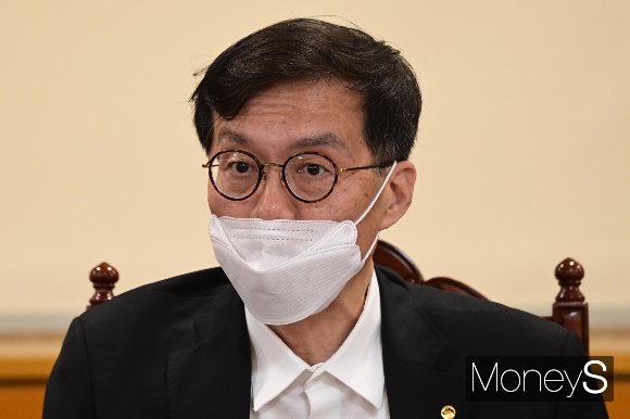 추경호 경제부총리를 포함한 재정ㆍ통화ㆍ금융당국 수장들이 16일 서울 중구 명동1가 은행연합회관에서 열린 윤석열 정부 첫 비상거시경제 금융회의에 참석한 가운데 이창용 한국은행 총재가 발언을 하고 있다./사진=임한별 기자 