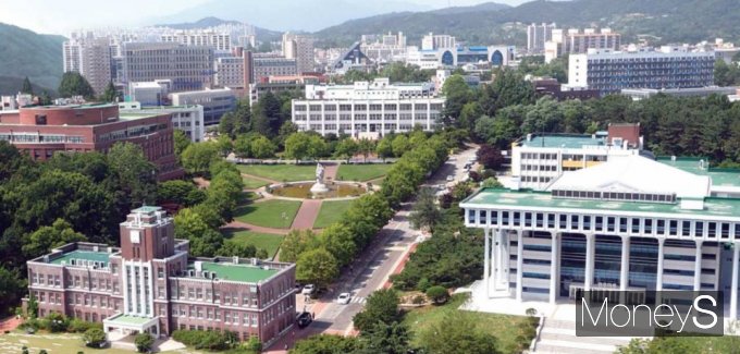 기업 브랜드에 대한 소비자들의 선호도 결정에는 경제적 요소보다도  ESG 경영이 더 높은 것으로 나타난 가운데 소비자의 기대치에는 못미치고 있다는 연구결과가 나왔다. 전남대학교 전경/사진=머니S DB.