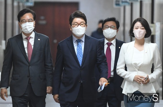 [머니S포토] 최고위 회의장 향하는 권성동 원내대표
