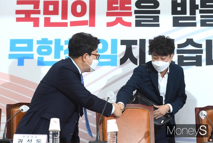 [머니S포토] 권성동 원내대표와 인사하는 이준석 대표