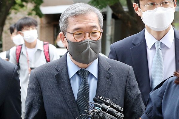 경찰이 16일 사모펀드 환매 중단으로 2500억원대 피해를 일으킨 혐의로 구속된 장하원 디스커버리자산운용 대표를 검찰에 넘겼다. 사진은 지난 8일 서울 양천구 서울남부지방법원에서 열린 영장실질심사에 출석한 장 대표. /사진=뉴스1