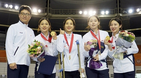  지난 15일 서울 올림픽공원 펜싱경기장에서 열린 2022 아시아선수권대회 여자 사브르 단체전에서 한국이 금메달을 획득했다./사진=호남대