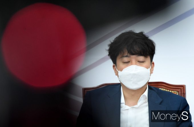 [머니S포토] 이준석 '생각에 잠겨'