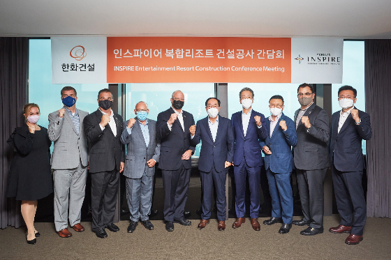 최광호 한화건설 부회장(왼쪽에서 여섯번째), 제임스 게스너 모히건 회장(왼쪽에서 다섯번째), 레이 피널트 모히건 대표(왼쪽에서 네번째) 등 양측 관계자들이 간담회를 갖고 인스파이어 복합리조트 사업 협력 강화 방안을 논의했다. /사진=한화건설