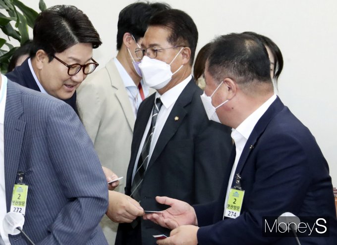 [머니S포토] 물가 및 민생안정특위, 인사 나누는 '권성동'