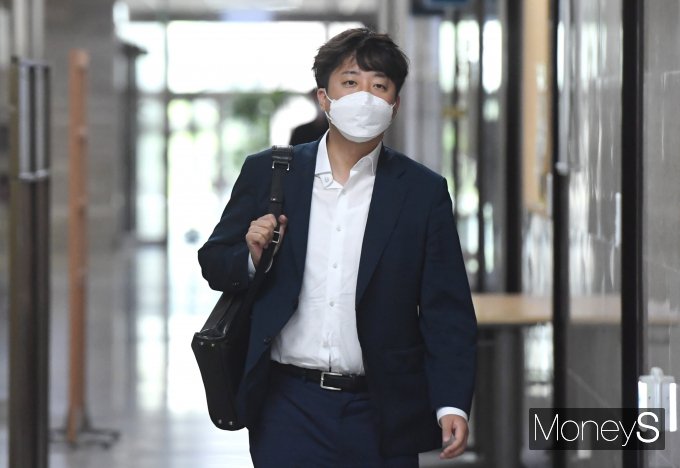 이준석 국민의힘 대표가 16일 최고위원회의 후 "김건희 여사의 정보가 사적 경로로 유통되는 문제점에 대한 논의가 있었다"고 밝혔다. 사진은 이 대표가 16일 오전 서울 여의도 국회에서 열린 최고위원회의에 참석하는 모습. /사진=장동규 기자 