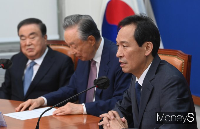 [머니S포토] 상임고문단 간담회서 발언하는 우상호