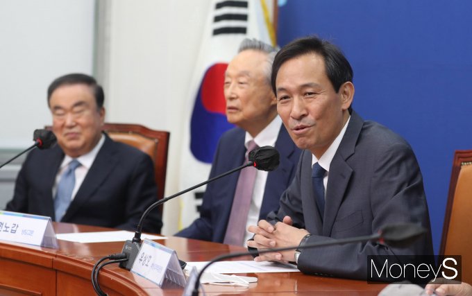 [머니S포토] 원로들 만난 우상호 '민주당을 위한 고견 청취'