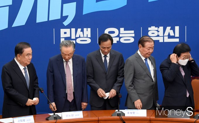 [머니S포토] 우상호 만난 원로들 