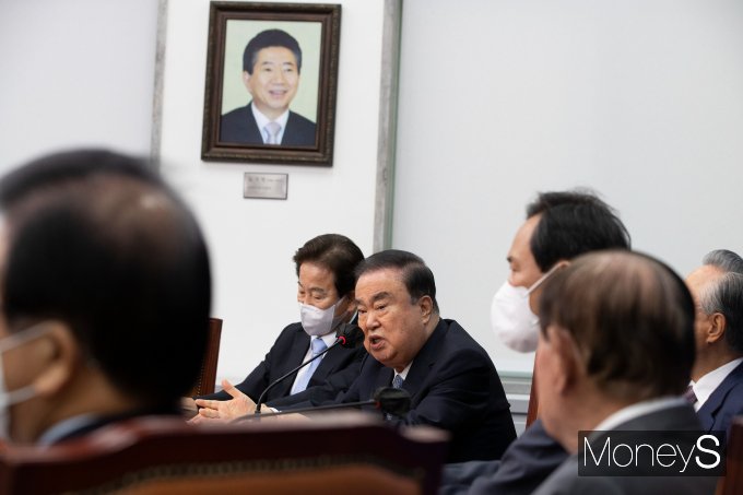 [머니S포토] 이재명 책임론 언급한 문희상 