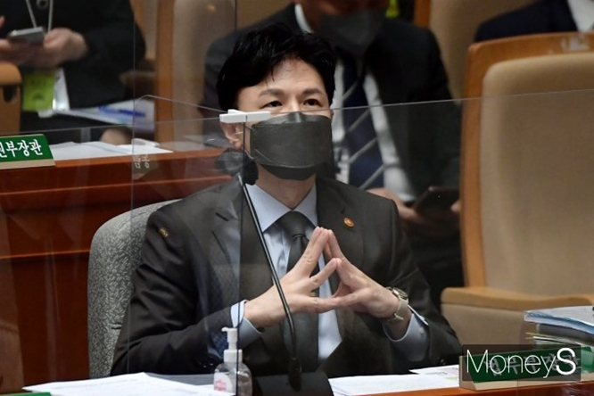 한동훈 법무부 장관이 16일 검찰 수사가 '정치 보복'이라는 지적이 나오는 것에 대해 "중대한 범죄 수사를 보복이라고 한다면 상식적으로 국민께서 전혀 동의하지 않을 것"이라고 반박했다. 사진은 지난달 20일 서울 여의도 국회에서 열린 예산결산특별위원회에 참석한 한 장관. /사진=장동규 기자