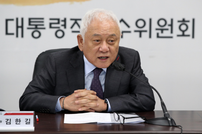 윤석열 대통령이 16일 초대 국민통합위원회 위원장에 김한길 전 대통령직인수위원회 국민통합위원장을 임명했다. 사진은 김 위원장이 지난 4월26일 서울 종로구 삼청동 인수위 대회의실에서 시민사회단체 연대회의 간담회에서 발언하는 모습. /사진=뉴시스 