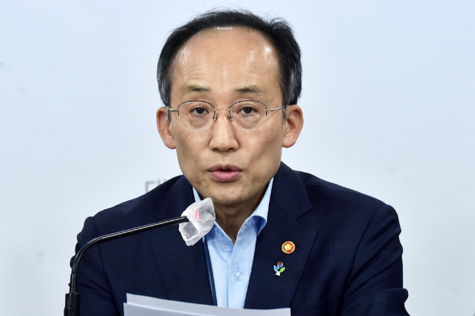 경제계가 윤석열 정부의 경제정책에 대해 환영의 뜻을 밝혔다. 사진은 16일 '새정부 경제정책 방향'을 발표하는 추경호 경제부총리 겸 기획재정부 장관. /사진=임한별 기자