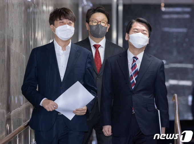 국민의힘 안철수 의원(오른쪽)과 이준석 대표(왼쪽), 권성동 원내대표 2022.4.28/뉴스1 © News1 이재명 기자