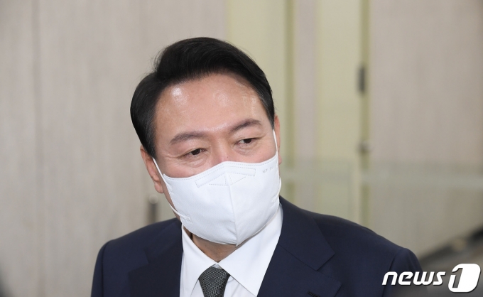 윤석열 대통령이 17일 오전 용산 대통령실로 출근하며 취재진 질문에 답하고 있다. (대통령실사진기자단) 2022.6.17/뉴스1 © News1 안은나 기자