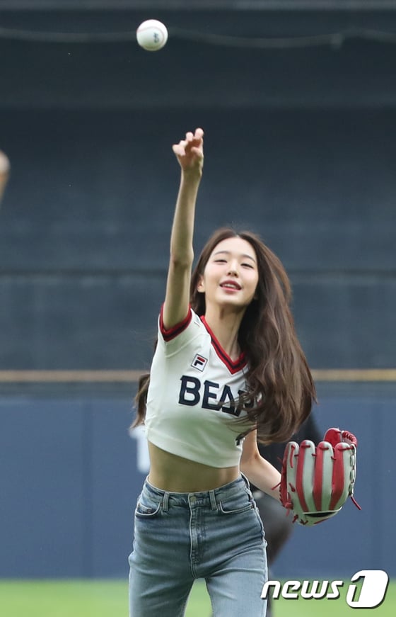 사진] '아이브' 장원영 '예쁜 시구' - 머니S