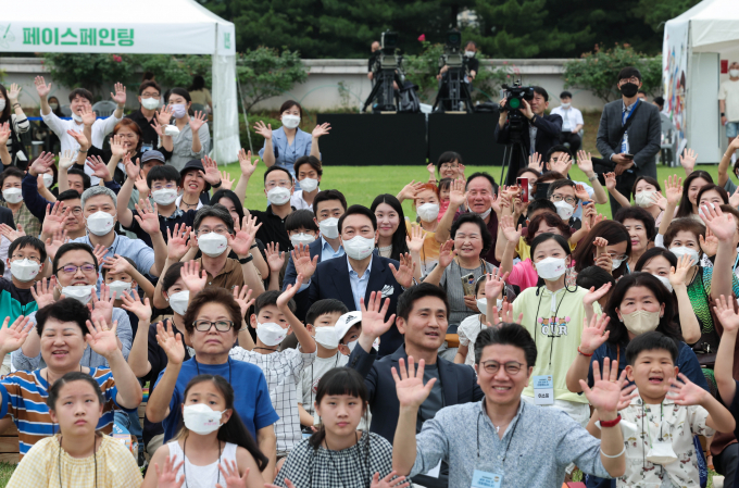 사진은 윤 대통령(가운데)이 지난 19일 서울 용산 대통령실 청사 앞 잔디광장에서 열린 '대통령실 이전 기념 주민 초대 행사'에 참석해 주민들과 함께 공연을 즐기는 모습. /사진=뉴스1