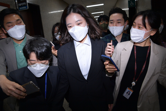 박지현 전 더불어민주당 공동 비대위원장이 18일 만에 침묵을 깨고 민주당을 향해 "팬덤의 길이 아닌 개혁의 길로 들어서야 한다"고 역설했다. 사진은 박 전 위원장이 지난 2일 오전 서울 여의도 국회에서 비대위 총사퇴를 발표한 후 국회를 떠나는 모습. /사진=뉴시스