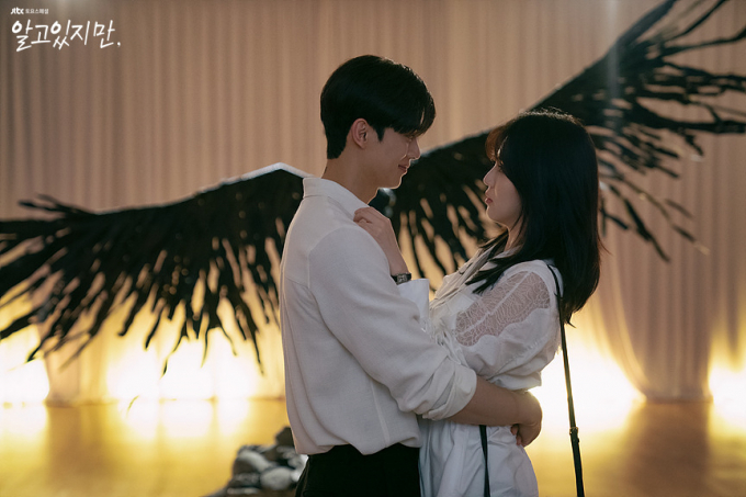 한소희와 송강의 열애설이 주말을 뜨겁게 장식했다. 사진은 배우 한소희와 송강. /사진=JTBC '알고있지만' 제공