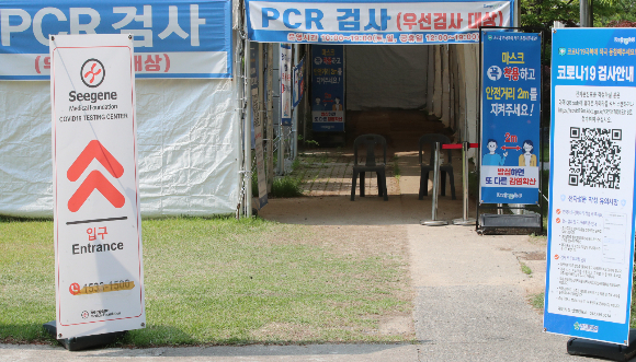 20일부터 신종 코로나바이러스 감염증(코로나19) 백신 접종 여부와 관계없이 요양병원·시설 대면 면회가 전면 허용된다. 지난 17일 대전시청에 마련된 임시선별진료소가 한산한 모습을 보이고 있다./사진=뉴스1