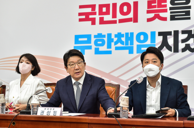 이준석 국민의힘 대표와 배현진 최고위원이 최고위원회의에서 비공개 현안 논의 진행 여부를 두고 고성으로 반말까지 해가며 정면 충돌했다. 사진은 권성동 국민의힘 원내대표(가운데)가 20일 서울 여의도 국회에서 열린 최고위원회에서 이 대표와 배 최고위원의 언쟁을 중재하는 모습. /사진=뉴스1