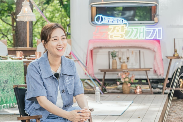 가수 장윤정이 무명 시절 담배 연기로 가득한 라이브 카페에서 노래를 불러야 했던 과거를 회상했다. 사진은 지난해 7월29일 온라인 형식으로 진행된 LG헬로비전 오리지널 예능프로그램 '장윤정의 도장깨기' 제작발표회에 참석한 장윤정. /사진=뉴스1