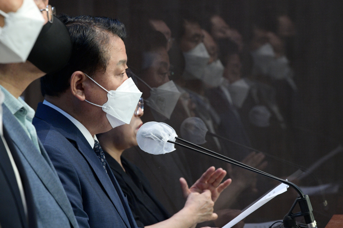 국민의힘이 '서해 공무원 피격사건'과 관련해 일부 비밀 정보를 공개하라고 요구하는 가운데 더불어민주당이 비공개 정보를 공개하라며 반격했다. 사진은 민주당 소속 전반기 국방위원회 김병주 의원이 20일 오전 서울 여의도 국회에서 기자회견을 열고 과거 서해 피살 공무원의 월북 사실과 관련해 입장을 밝히는 모습. /사진=뉴시스