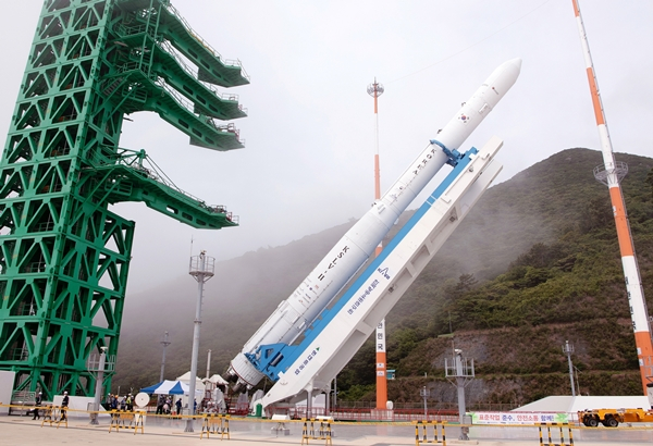 2차 발사에 도전하는 누리호(KSLV-Ⅱ)가 오는 21일 흐린 하늘을 뚫고 우주로 향할 전망이다. 발사체를 날리는데 요구되는 기상상황은 양호한 것으로 확인졌다. 사진은 20일 전남 고흥군 나로우주센터 발사대에 기립하고 있는 누리호. /사진=뉴스1