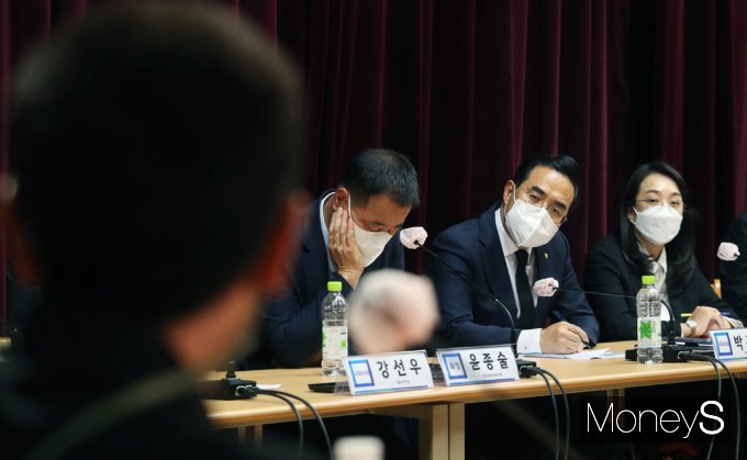 [머니S포토] 장애인부모연대 정책제안 경청하는 민주당 '박홍근'