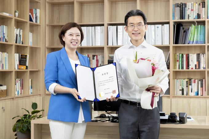 (왼쪽)김은주 금천구청 복지정책과장, (오른쪽)최정민 천재교육회장/사진=천재교육