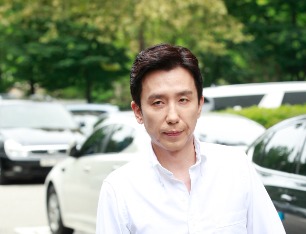 일본 영화음악의 거장 류이치 사카모토가 최근 유희열에 대해 표절이 아니란 입장을 전하며 큰 산을 넘은 듯 했으나 여전히 풀어야할 숙제가 많아 보인다. 사진은 지난 2020년 7월 KBS 2TV '유희열의 스케치북' 녹화를 위해 출근중인 가수 유희열. /사진=뉴스1