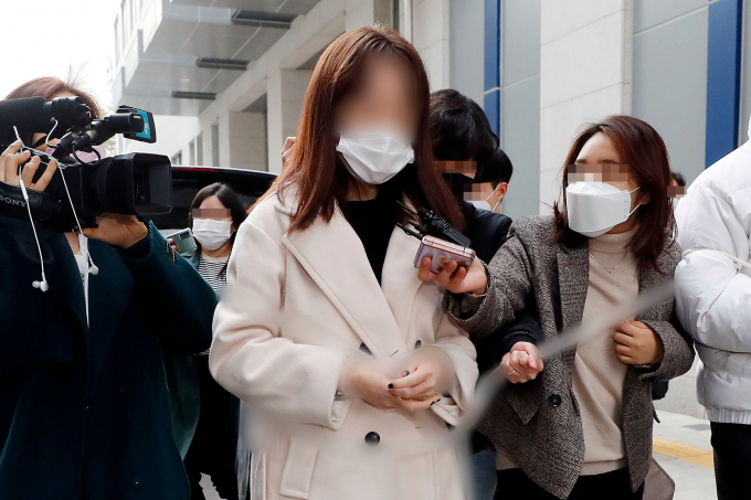 서울 지하철 9호선에서 휴대폰으로 60대 남성을 수차례 가격한 20대 여성이 과거에도 폭행을 했던 것으로 나타났다. 사진은 서울 양천구 서울남부지방검찰청으로 송치되고 있는 20대 여성(가운데)의 모습. /사진=뉴시스