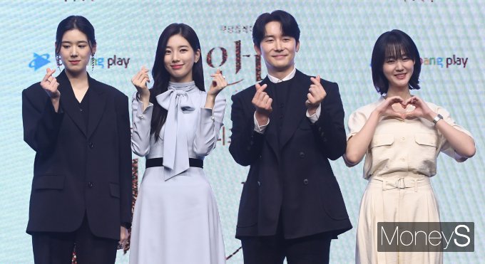 [머니S포토] '안나'의 주역들, '하트 발사'