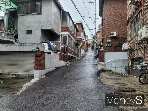 좁은 골목길 사이로 양 옆에 노후화된 주택이 보인다. /사진=신유진 기자