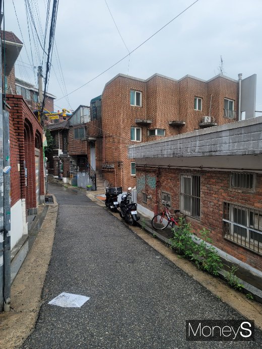 지난 15일 좁은 골목길 사이로 낡은 주택들이 보인다./사진=신유진 기자