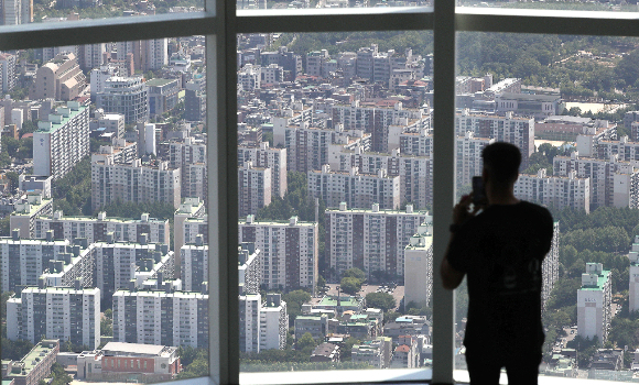  KB국민·신한·우리·하나 4대 시중은행의 전세대출 평균 금리는 5월 말 기준 연 3.26~5.35%로 이미 5%대를 돌파했다. 사진은 서울 송파구 롯데월드타워 전망대 서울스카이에서 바라본 서울 시내 아파트 모습./사진=뉴스1
