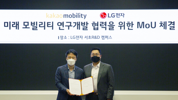 LG전자와 카카오모빌리티가 혁신 기술 및 서비스 개발 협력에 나섰다. 사진은 왼쪽 김병훈 LG전자 최고기술책임자(CTO)와 유승일 카카오모빌리티 CTO. /사진=LG전자 제공