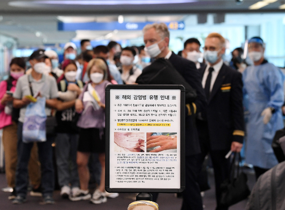 국내 첫 원숭이두창 의심환자 2명이 확인됐다.지난달 27일 오전 인천국제공항 제1터미널 입국장에 해외 입국자들이 검역을 받기 위해 대기하고 있다./사진=뉴스1