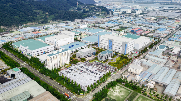 삼성전자가 반도체 패키지기판에 3000억원을 추가 투자한다. 사진은 삼성전기 부산사업장 전경. / 사진=삼성전기