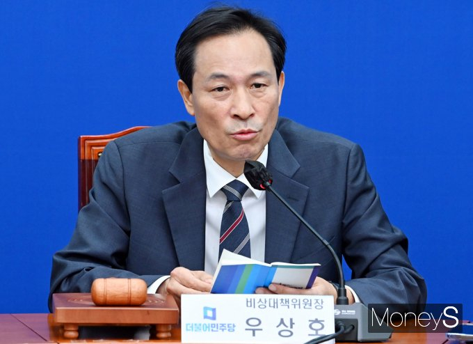 우상호 더불어민주당 비상대책위원장이 22일 오전 국회에서 열린 비대위 회의에서 최강욱 의원의 당원자격정지 6개월 징계와 관련, "비대위는 윤리심판원의 결정을 존중하겠다"고 말했다. 사진은 지난 17일 우 의원이 서울 여의도 국회 본관 206호에서 열린 더불어민주당 비상대책위원회의에 참석하여 발언하는 모습./사진=임한별 기자