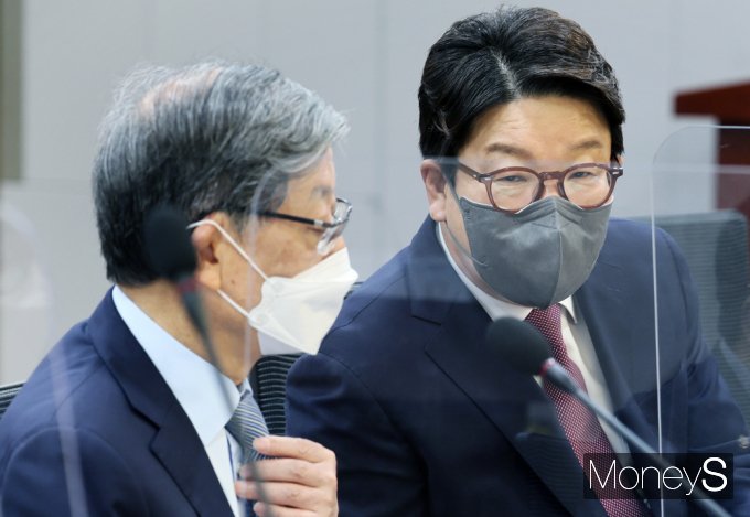 [머니S포토] 국힘 1호 공부모임 출범, 대화 나누는 권성동-김황식