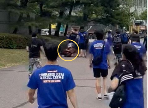 FC서울 팬을 폭행해 논란이 된 수원 삼성 서포터즈 '프렌테트리콜로'(frentetricolor)가 22일 가입 조건으로 타 구단에 대한 비방을 요구해온 것으로 밝혀졌다. 사진은 지난 19일 경기 수원 팔달구에 위치한 수원월드컵경기장에서 FC서울 팬을 폭행한 의혹을 받고 있는 당시 프렌테트리콜로 회원들의 모습. /사진=온라인 커뮤니티 캡처