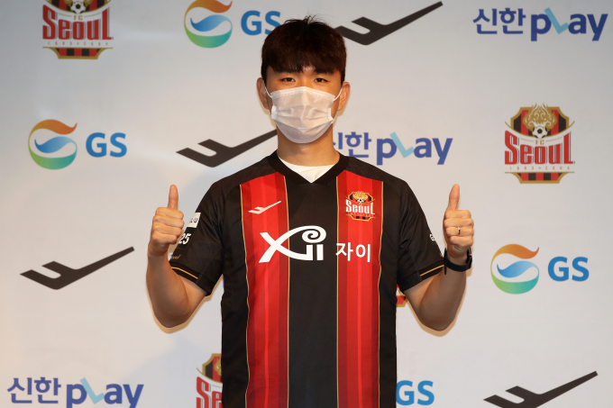 21일 FC서울로 임대온 황인범이 1년 더 임시 계약을 할 수 있게 됐다. 사진은 지난 4월 황인범이 FC서울에 입단한 모습. /사진=뉴시스(FC서울 제공)
