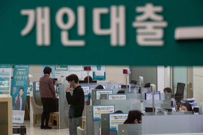 울리나라 명목 국내총생산(GDP)에서 민간신용이 차지하는 비율이 219.4%로 나타났다. 사진은 서울시내 한 은행 영업점을 찾은 고객들이 상담을 받고 있다./사진=뉴스1