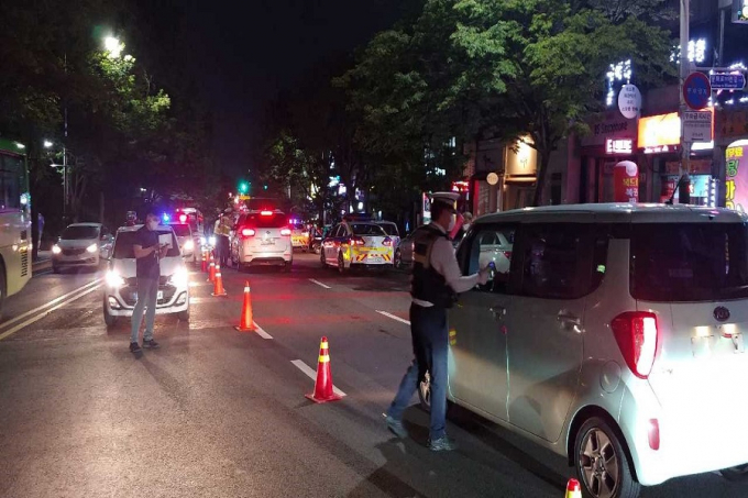 인천 남동구는 지난 16일 남동경찰서와 합동으로 음주단속 현장에서 고액·상습 체납 차량 번호판영치 단속을 벌였다./사진=남동구 캡처