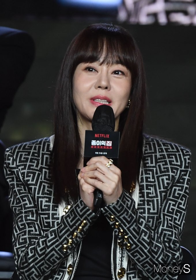 [머니S포토] '종이의 집' 김윤진 