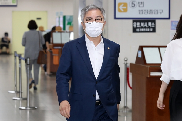 법원이 '고발사주' 사건의 사실관계가 규명될 때까지 최강욱 더불어민주당 의원의 공직선거법 위반 혐의 항소심 심리를 멈추기로 했다. 사진은 이날  서울 서초구 서울고등법원에서 열린 2심 공판에 출석하는 최 의원. /사진=뉴스1
